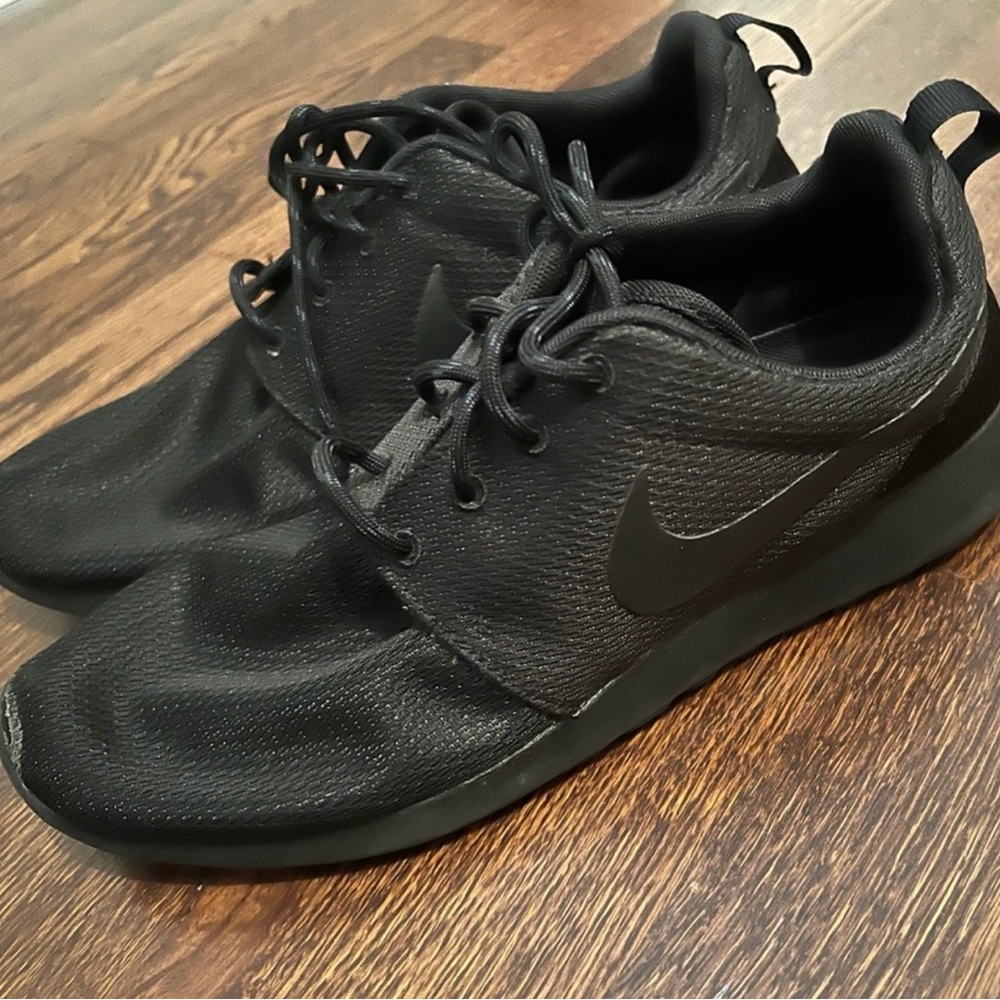 Black Nike Roshe Size 9